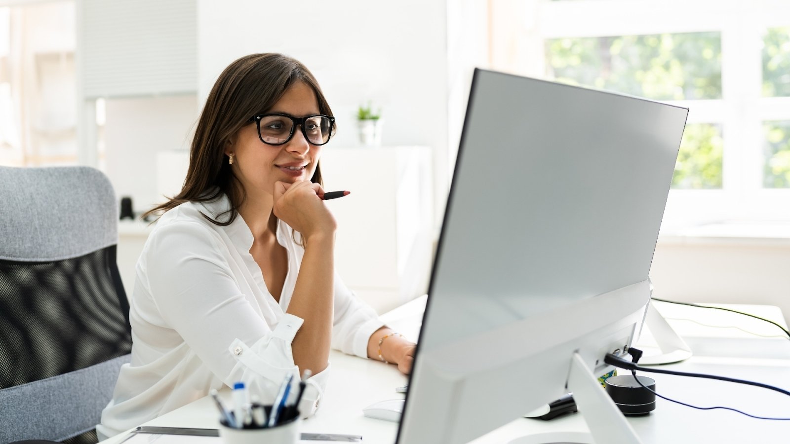 How To Prevent Feet Swelling While Sitting at Desk - A.Leaf - Prevention. Performance. Recovery.
